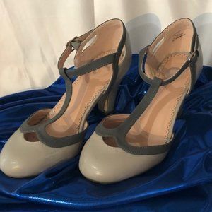 Journee Collection Grey T-strap pump